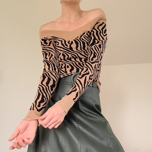 GUESS - NWT Animal print sweater - Picture 3 of 11